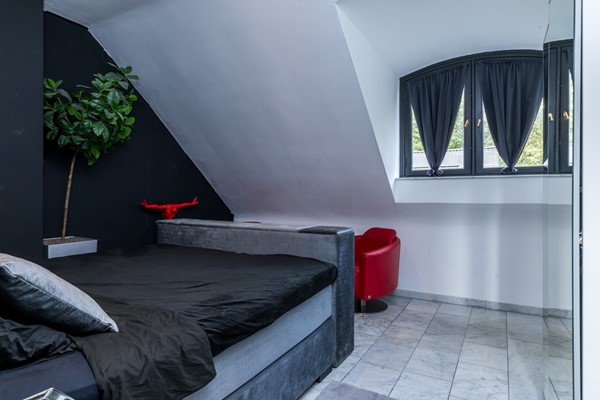 Foto - Te koop: Op een schitterende en rustige locatie in de geliefde villawijk "Moltbos" staat deze stijlvolle, vrijstaande villa met een uitzonderlijk royaal woonoppervlak.